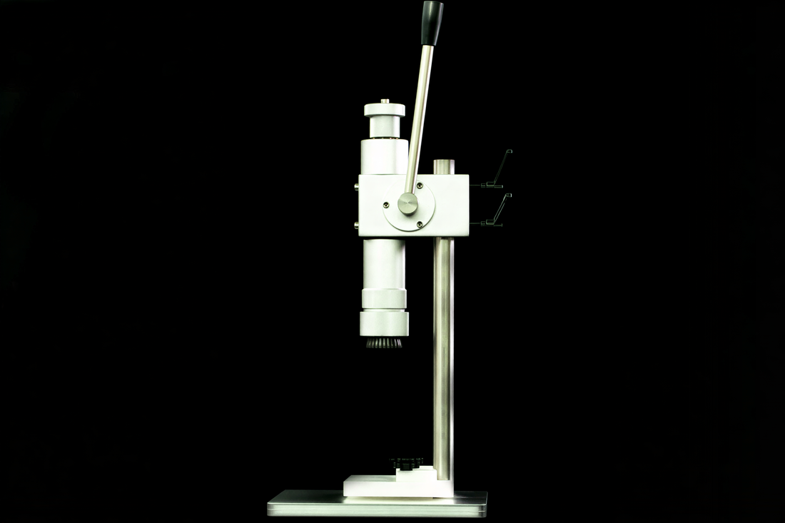 Dual-use manual capping and crimping machine for perfume bottle assembly